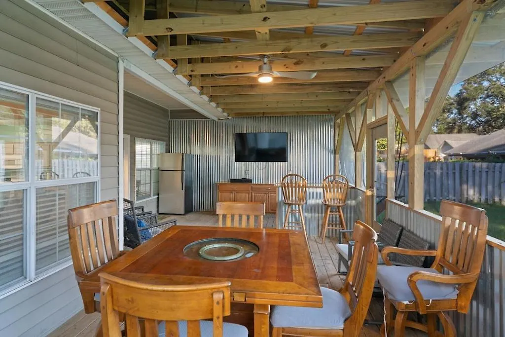Spacious/Convenient 4 Bedrooms With Private Pool And Enclosed Patio-1