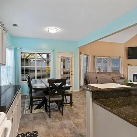 Spacious/Convenient 4 Bedrooms With Private Pool And Enclosed Patio-2