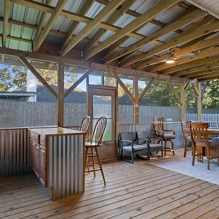 Spacious/Convenient 4 Bedrooms With Private Pool And Enclosed Patio-3